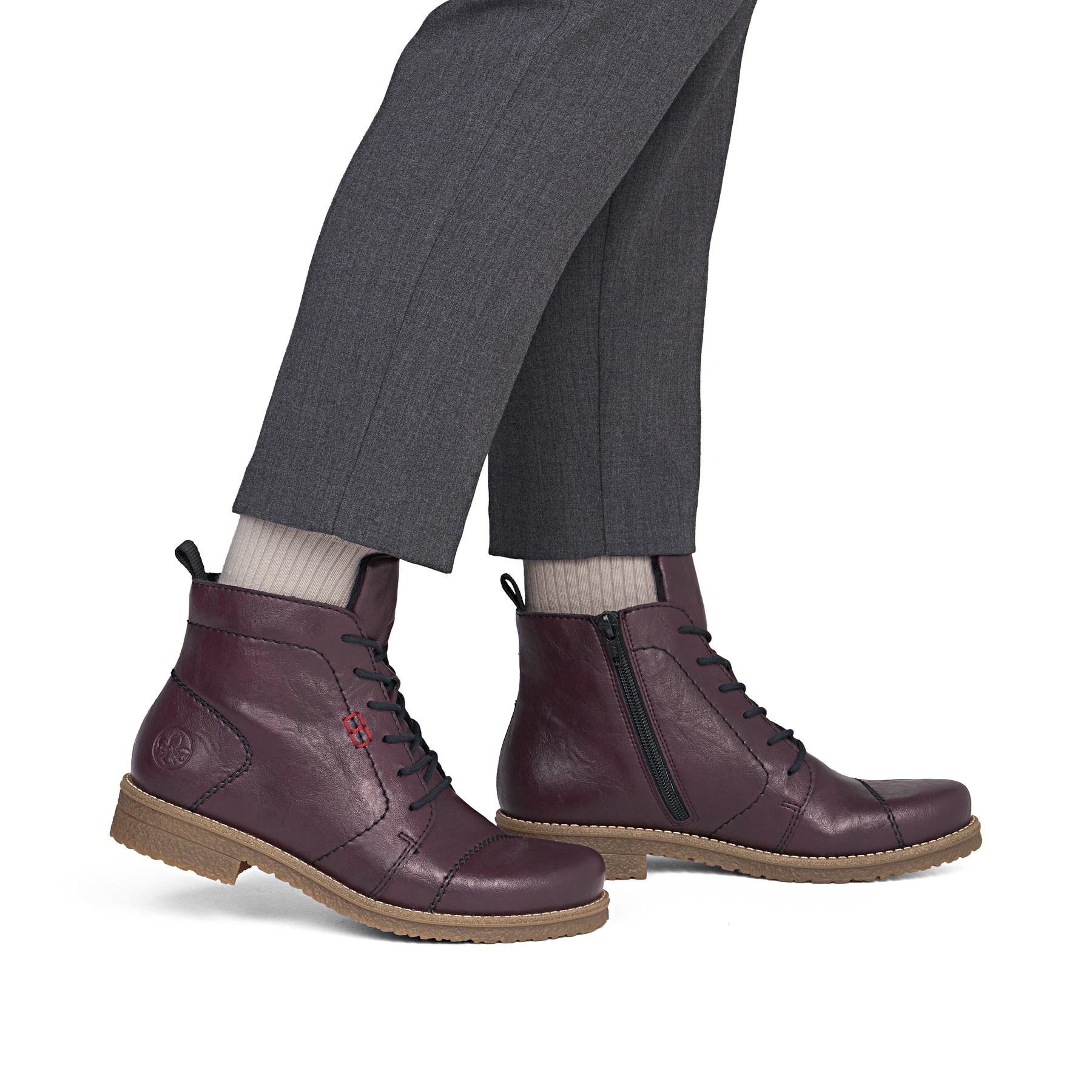 Bottes à lacets Rieker rouges pour femmes 73500-30. Chaussure au pied.