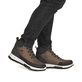 
Karamellbraune Rieker Herren Schnürstiefel 35540-24 mit einer leichten Profilsohle. Schuh am Fuß