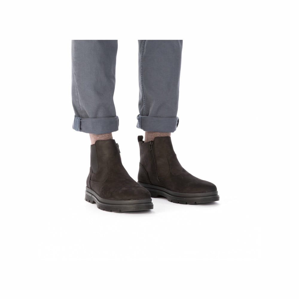 Schwarze Rieker Herren Chelsea Boots F7051-00 aus Rauleder mit Reißverschluss. Schuh am Fuß.