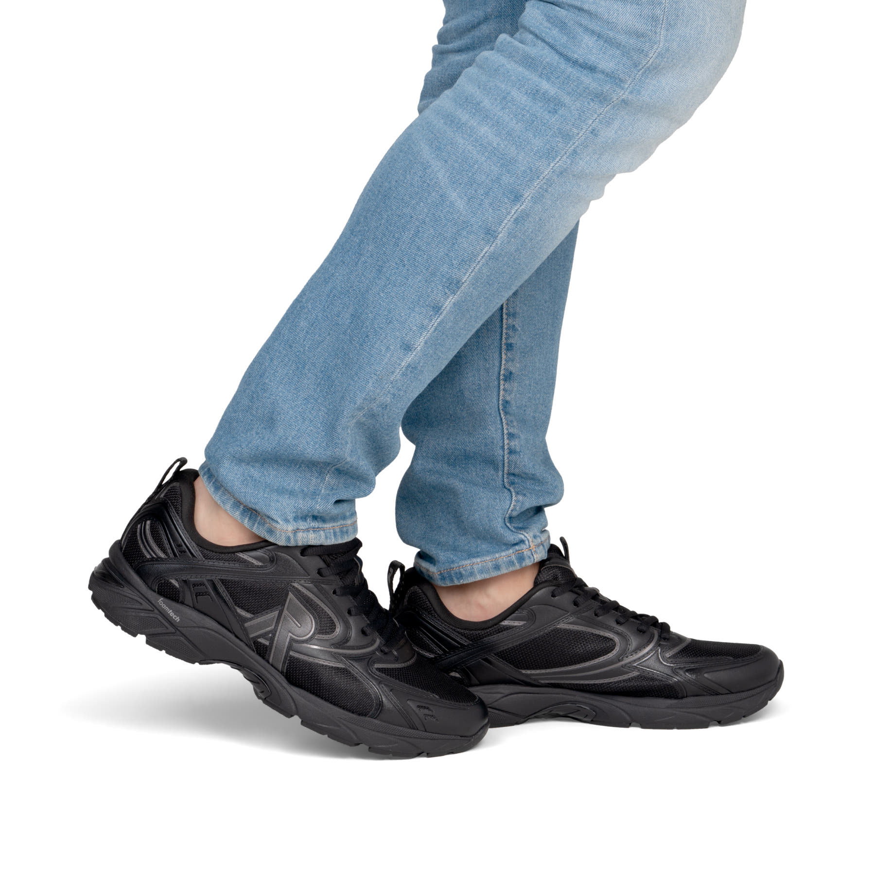 Schwarze Rieker Sport Herren Sneaker Low U4202-00. Schuh am Fuß.