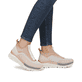 Rosane vegane Rieker Damen Sneaker High 48053-31 mit einem Reißverschluss. Schuh am Fuß.