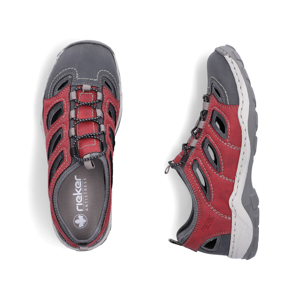 Rotgraue Rieker Herren Slipper 08065-33 mit raffinierten Cut-Outs sowie Gummizug. Schuh von oben, liegend.