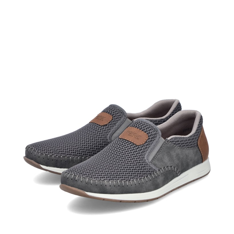 Graue Rieker Herren Slipper 11954-45 mit modernen Ziernähten sowie Gummizug. Schuhpaar seitlich schräg.
