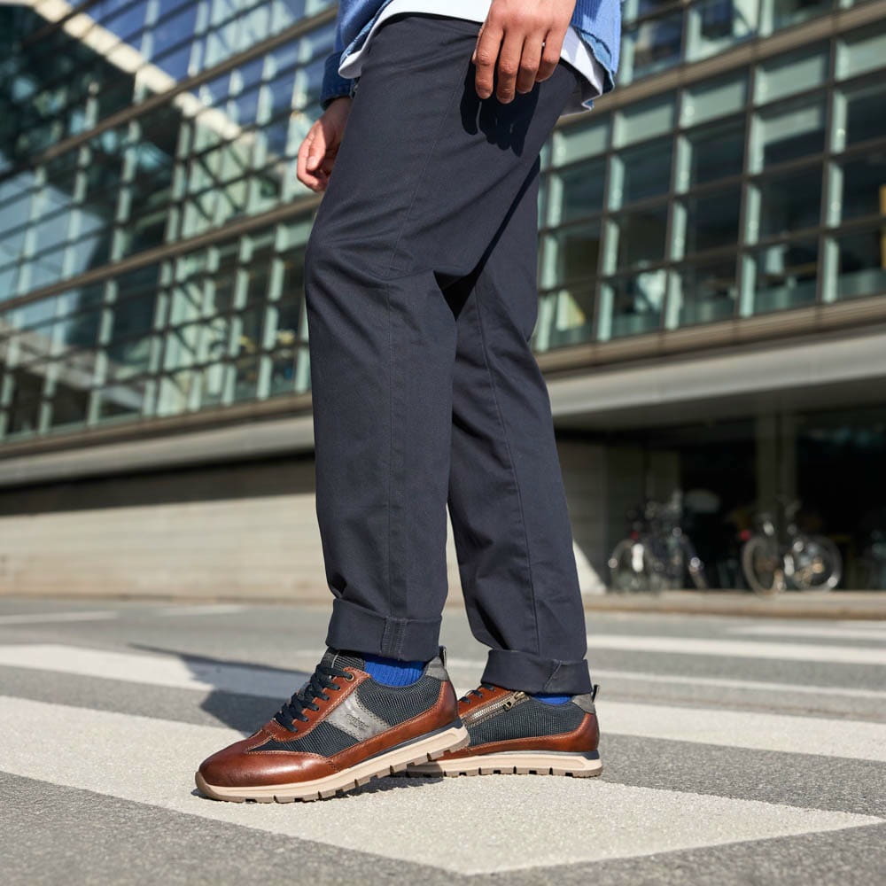 Braune Rieker Herren Sneaker Low B0507-24 getragen