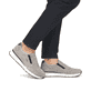 Graue Rieker Herren Slipper B0750-42 mit Elastikeinsatz sowie Komfortweite G. Schuh am Fuß.