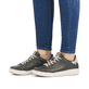Grüne Rieker Damen Sneaker Low 41902-52 mit super leichter und flexibler Sohle. Schuh am Fuß.