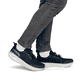 Blaue Rieker Sport Herren Sneaker Low U4300-14. Schuh am Fuß.