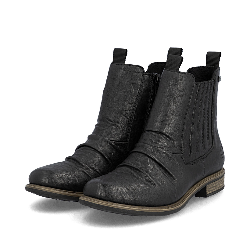 Schwarze Rieker Damen Chelsea Boots 74855-00 aus Glattleder. Schuhpaar seitlich schräg.