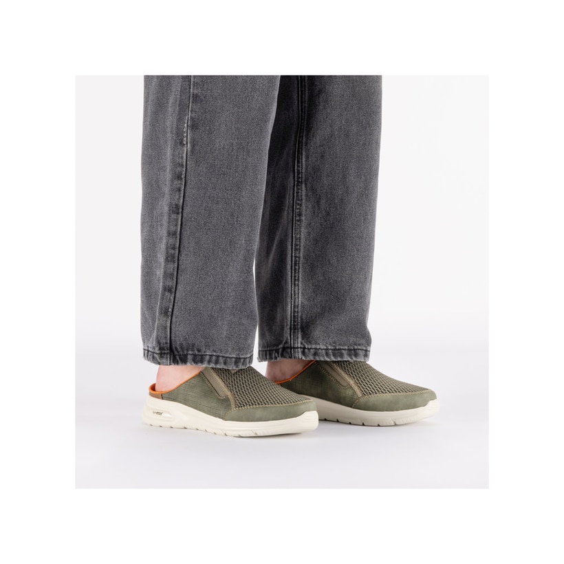 Sabots Rieker verts pour homme B7390-54 avec bande élastique. Chaussure au pied.