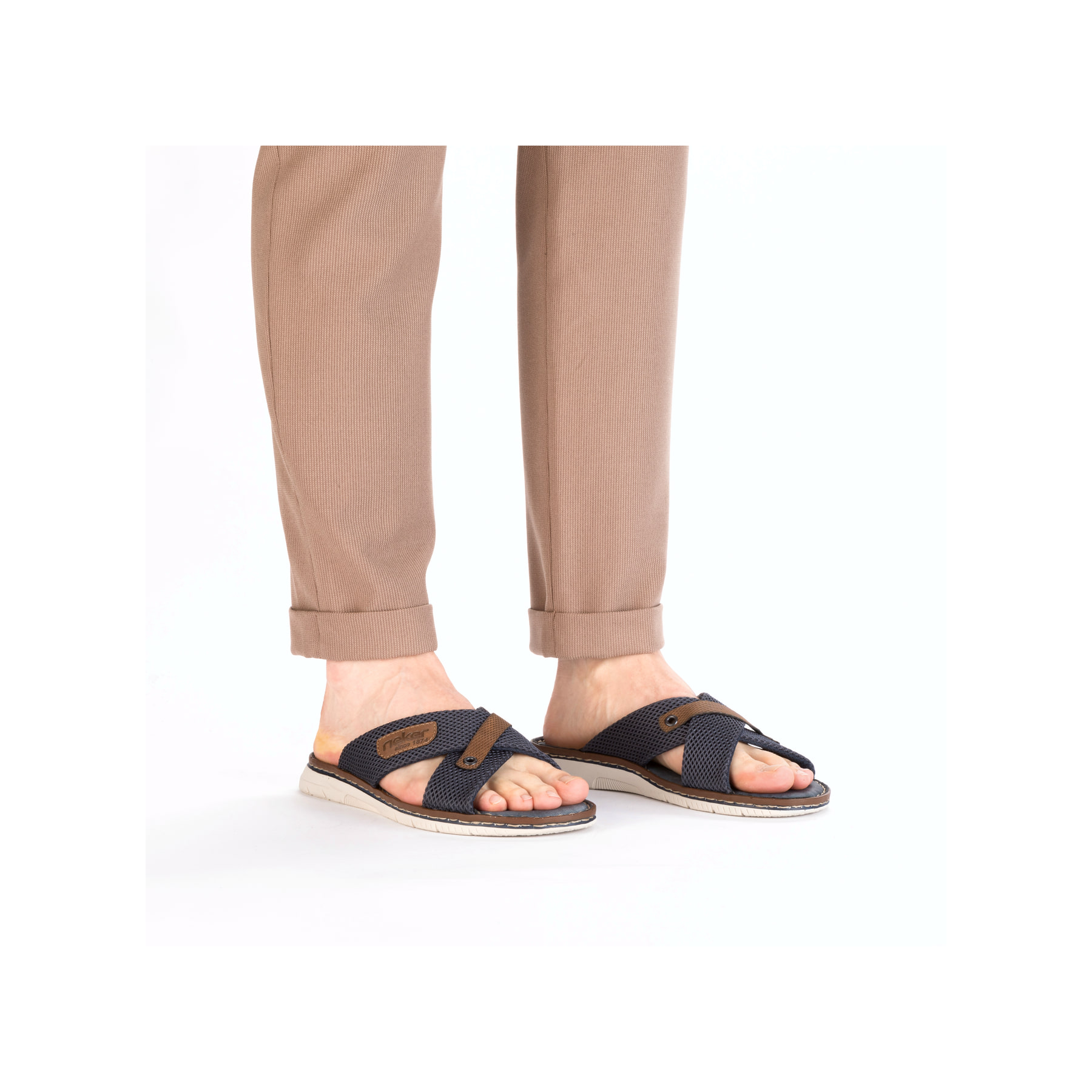 Blaue Rieker Herren Pantoletten 21340-14 mit der Komfortweite G. Schuh am Fuß.