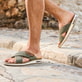 Grüne Rieker Herren Pantoletten 29083-52 mit Rieker Air Sohlenfenster. Schuh am Model.