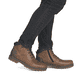 
Nougatbraune Rieker Herren Schnürstiefel 38810-25 mit einer robusten Profilsohle. Schuh am Fuß