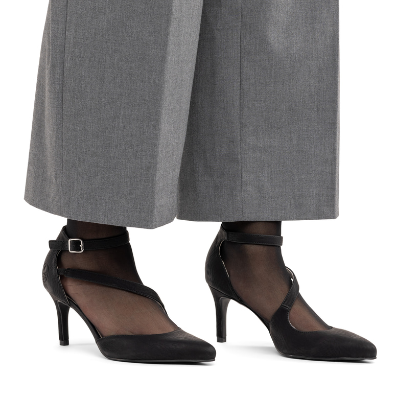 Schwarze Rieker Pumps 41153-00 mit einer griffigen Sohle. Schuh am Fuß.