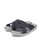 Stahlschwarze Rieker Herren Pantoletten 21560-00 mit der Komfortweite G. Schuhpaar seitlich schräg.