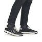 Schwarze Rieker Herren Sneaker Low U1900-00 mit einer strapazierfähigen Sohle. Schuh am Fuß.
