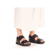 Blaue Rieker Damen Riemchensandalen 64450-14 mit einem Klettverschluss. Schuh am Fuß.