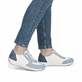 Baskets basses Rieker bleues pour femme N1112-10 avec fermeture éclair. Chaussure au pied.