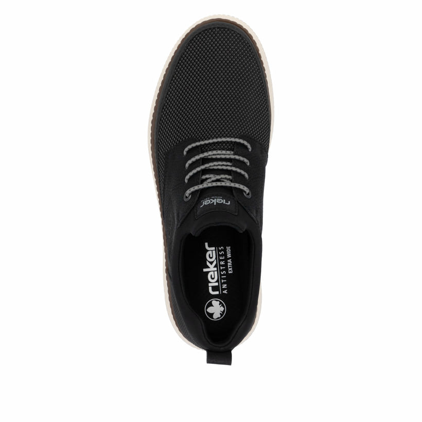 Schwarze Rieker Herren Slipper B3354-00 mit einem Gummizug sowie Extraweite H. Schuh von oben.