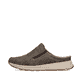 Braune Rieker Herren Clogs B0760-25 mit einem Gummizug sowie der Komfortweite G. Schuh Außenseite.
