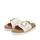 Weiße Rieker Damen Pantoletten V9582-80 mit trendigen Schnalle. Schuhpaar seitlich schräg.