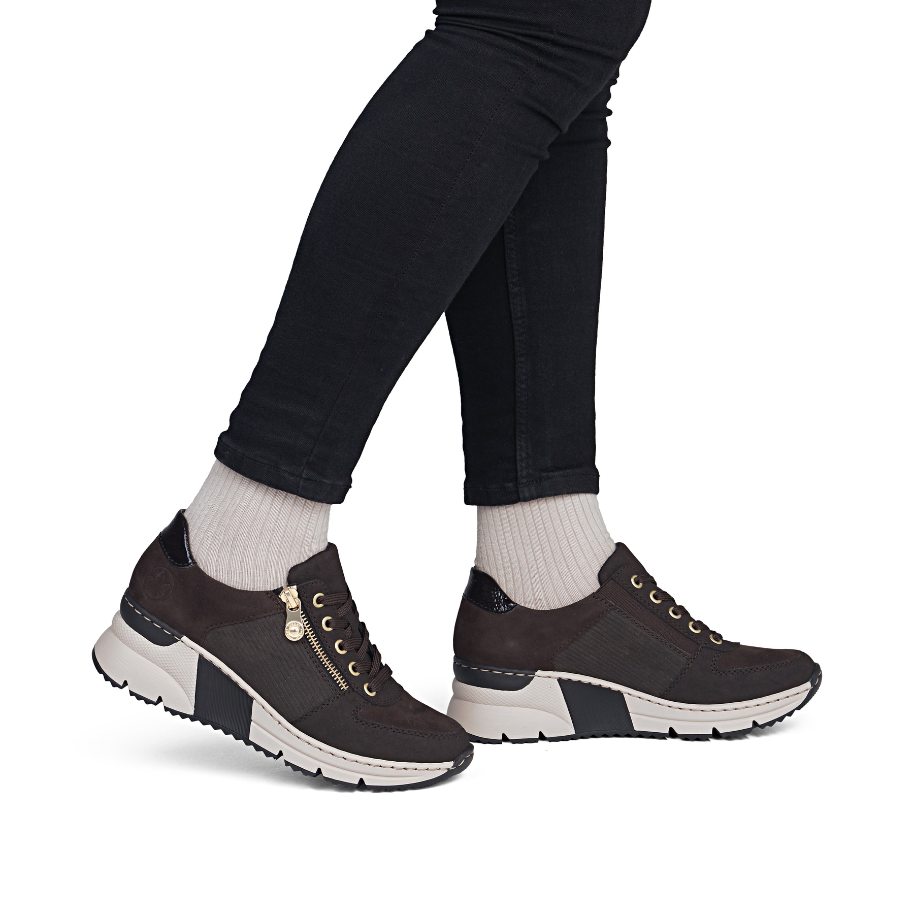 Dunkelbraune Rieker Damen Sneaker Low N6314-25 mit einem Reißverschluss. Schuh am Fuß.