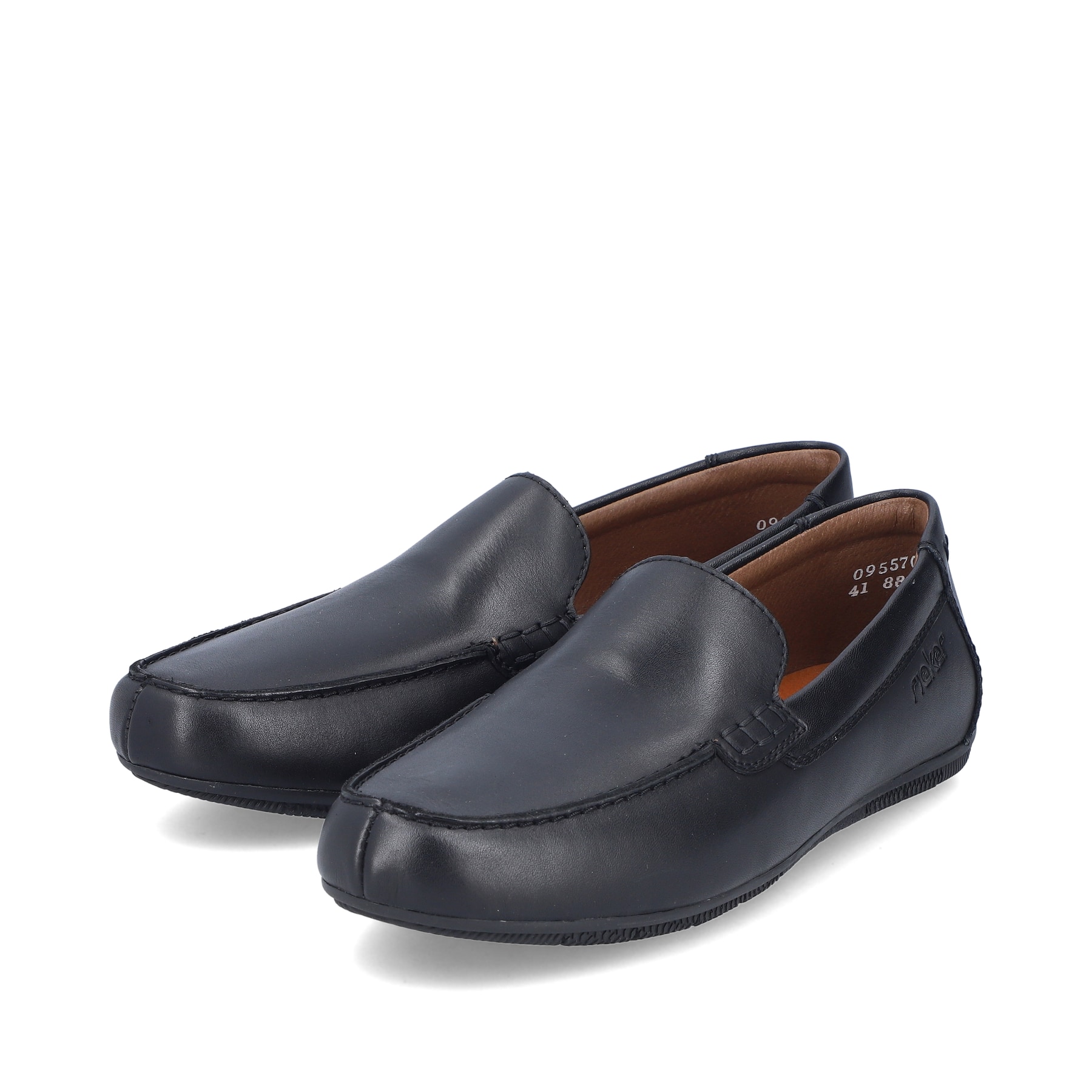 Glanzschwarze Rieker Herren Slipper 09557-00 mit der Komfortweite G 1/2. Schuhpaar seitlich schräg.