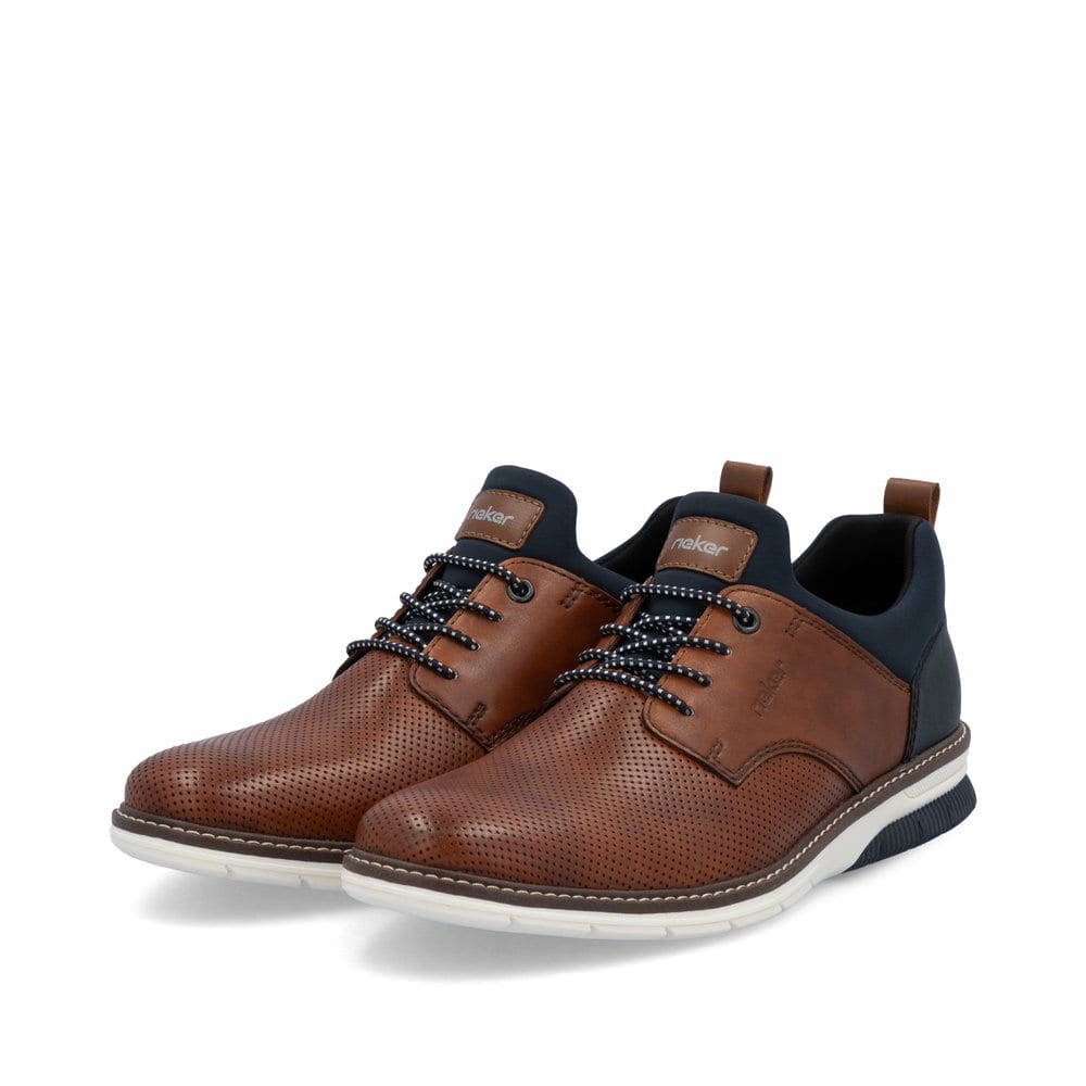 Braune Rieker Herren Slipper 14450-22 aus Glattleder mit einem Gummizug. Schuhpaar seitlich schräg.