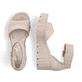 Beige vegane Rieker Keilsandaletten 68093-60 mit trendigen Schnalle. Schuh von oben, liegend.