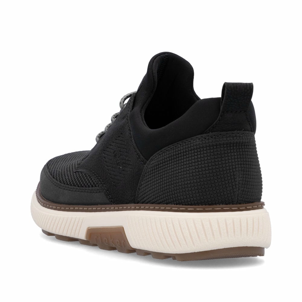 Schwarze Rieker Herren Slipper B3354-00 mit einem Gummizug sowie Extraweite H. Schuh von hinten.