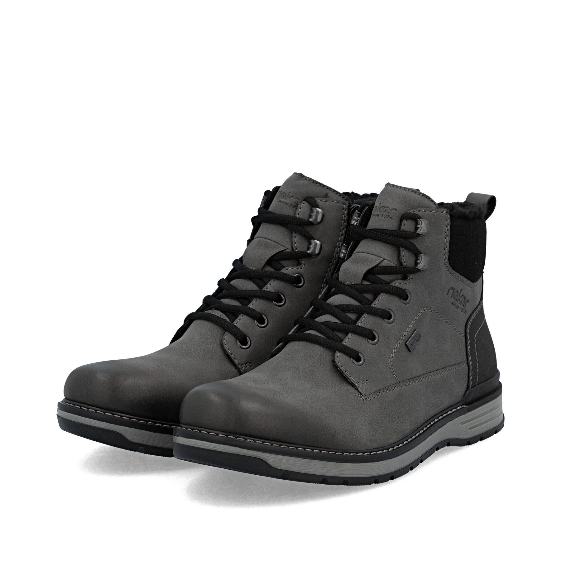 Graue Rieker Herren Schnürstiefel 39442-45 mit wasserabweisender TEX-Membran. Schuhpaar seitlich schräg.