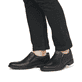 
Nachtschwarze Rieker Herren Slipper 10351-00 mit einer Profilsohle. Schuh am Fuß