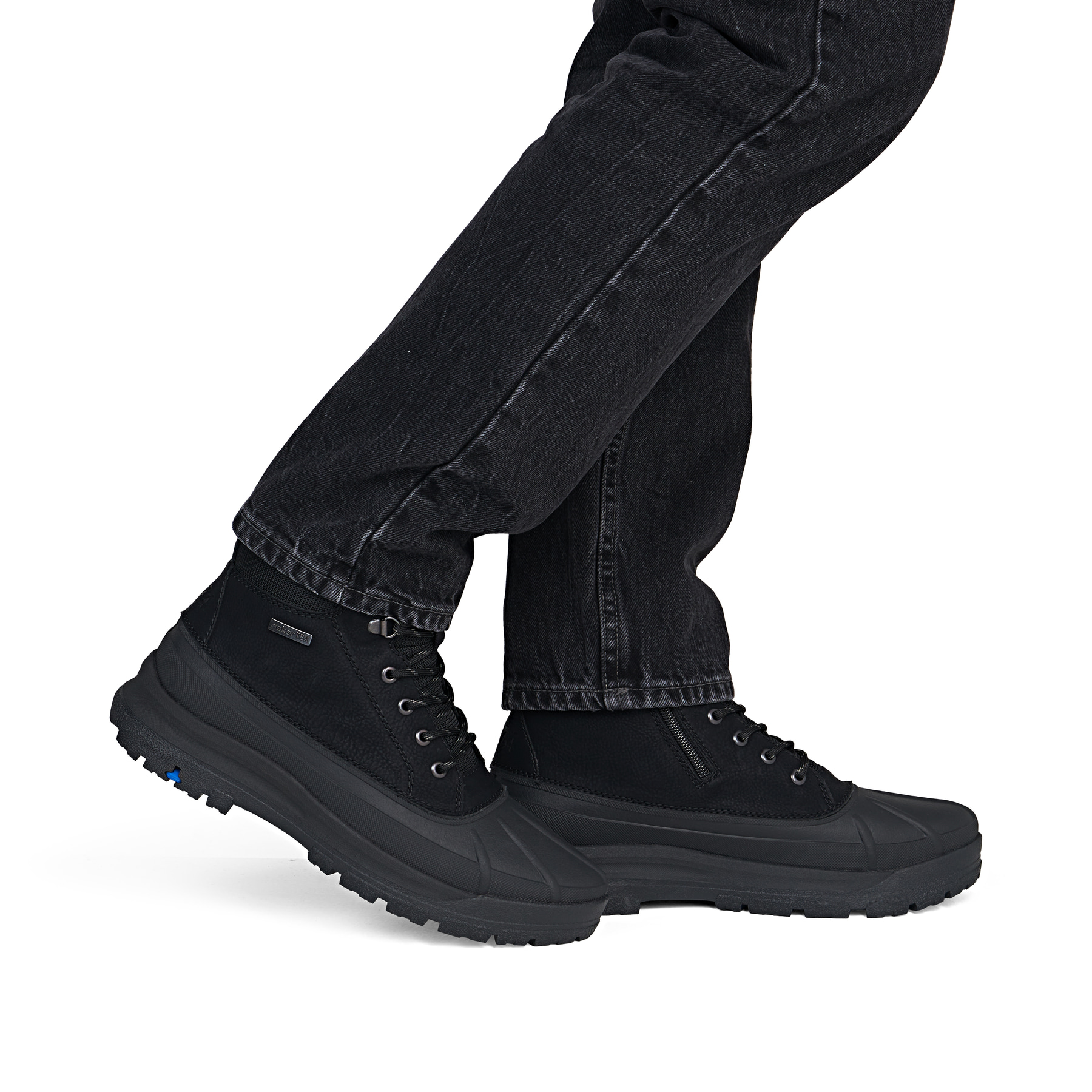 Schwarze Rieker Herren Schnürstiefel 30302-00 mit dem umdrehbaren Glacier Grip. Schuh am Fuß.