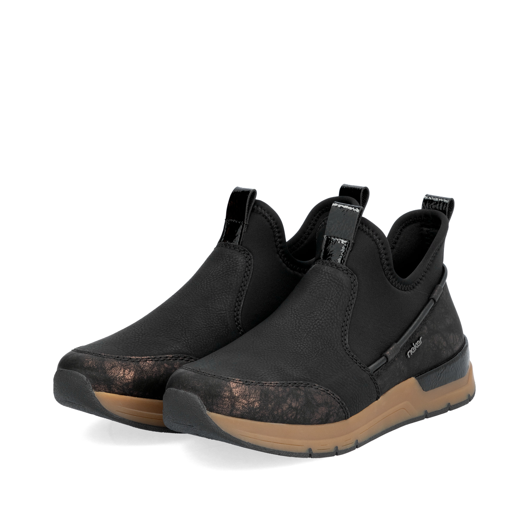 Chaussons Rieker noirs pour femme 58954-00 avec col de tige élastique. Chaussures inclinées sur le côté.