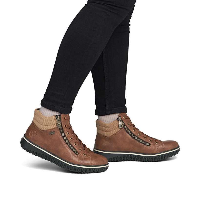 Braune Rieker Damen Schnürstiefel Z4263-24 mit wasserabweisender TEX-Membran. Schuh am Fuß.