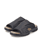 Schwarze Rieker Herren Pantoletten 25093-00 mit Elastikeinsatz sowie Ziernähten. Schuhpaar seitlich schräg.