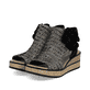Schwarze Rieker Keilsandaletten 63791-01 mit dekorativer Blume. Schuhpaar seitlich schräg.