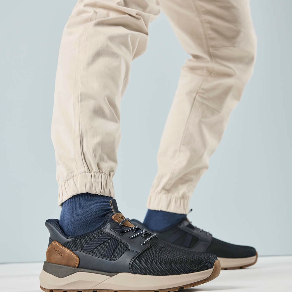 Blaue Rieker Herren Slipper 06051-14 getragen