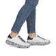 Baskets basses Rieker blanches pour femme W1201-83 en cuir lisse. Chaussure au pied.