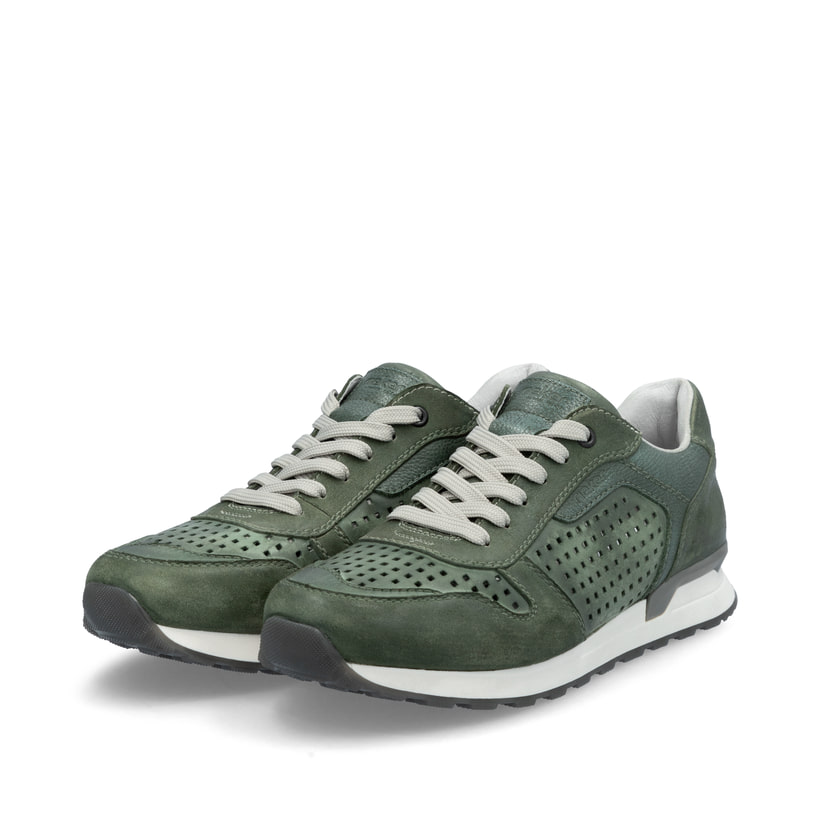 Grüne Rieker Herren Sneaker Low U0312-52 mit Schnürung sowie Komfortweite G 1/2. Schuhpaar seitlich schräg.