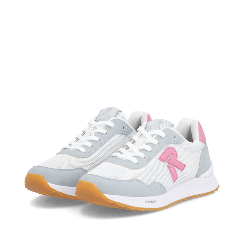 Weiße Rieker Damen Sneaker Low W2404-81 mit Schnürung sowie abgesetztem Logo. Schuhpaar seitlich schräg.