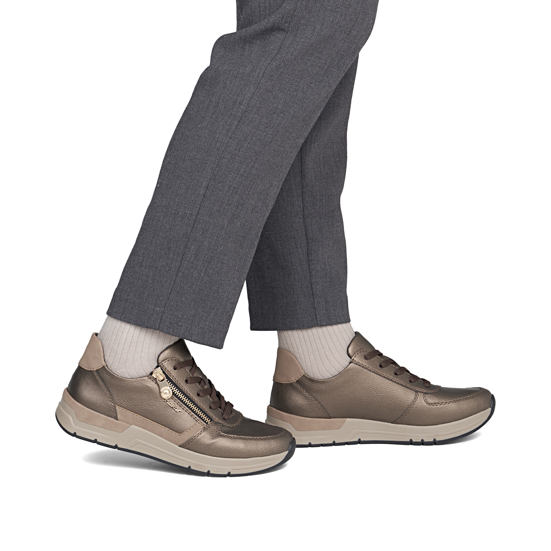 Bronze-beige Rieker Damen Sneaker Low 58902-90 mit einem Reißverschluss. Schuh am Fuß.