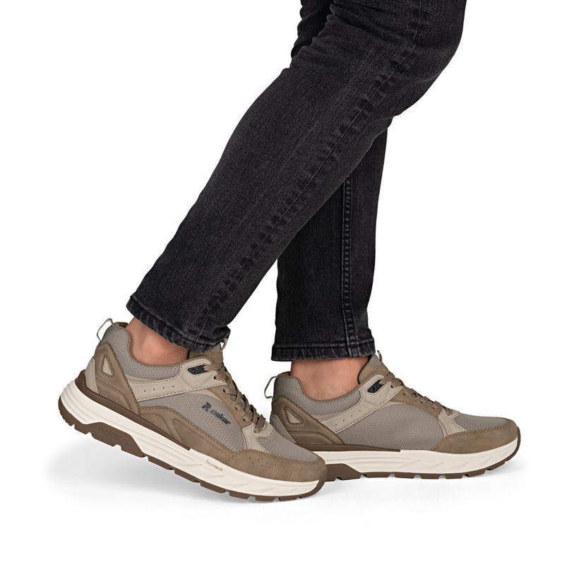 Baskets basses Rieker beiges pour homme 06101-64 avec lacets. Chaussure au pied.
