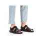 Schwarze Rieker Herren Sandalen 24262-00 mit einem Klettverschluss. Schuh am Fuß.
