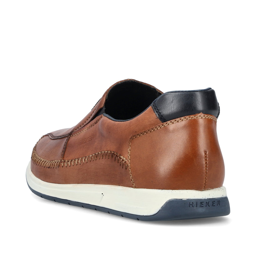 Braune Rieker Herren Slipper 11962-25 aus Glattleder mit modernen Ziernähten. Schuh von hinten.