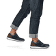 Blaue Rieker Herren Sneaker Low B9006-14 mit Reißverschluss sowie Extraweite H. Schuh am Fuß.