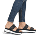 Schwarze Rieker Damen Pantoletten W3050-00 mit einem Klettverschluss. Schuh am Fuß.