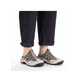 Graue Rieker Damen Clogs L0559-40 mit Gummizug sowie schockabsorbierender Sohle. Schuh am Fuß.