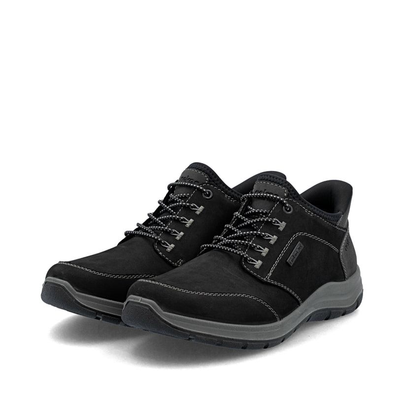 Schwarze Rieker Herren Slipper 03674-00 aus Rauleder. Schuhpaar seitlich schräg.