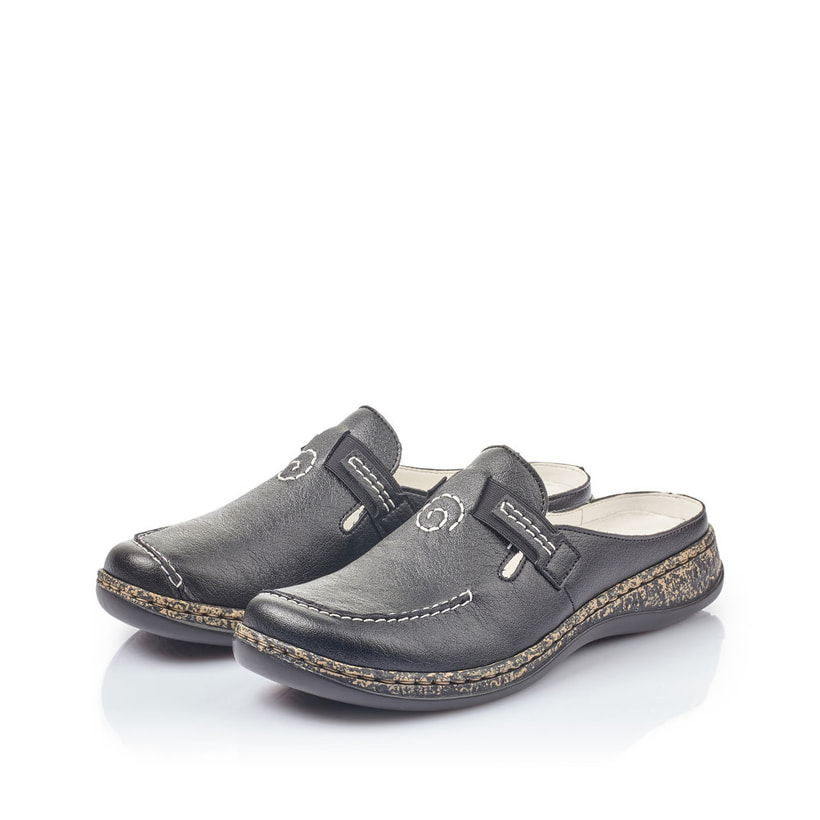 Schwarze Rieker Damen Clogs 46393-00 mit einem Elastikeinsatz sowie Ziernähten. Schuh Außenseite gespiegelt.