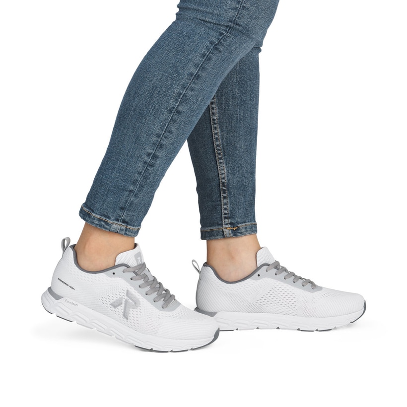 Baskets basses Rieker blanches pour femme M9006-80 avec lacets. Chaussure au pied.